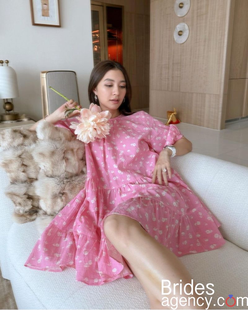 Mew Nittha Jirayungyurn in a summer pink dress