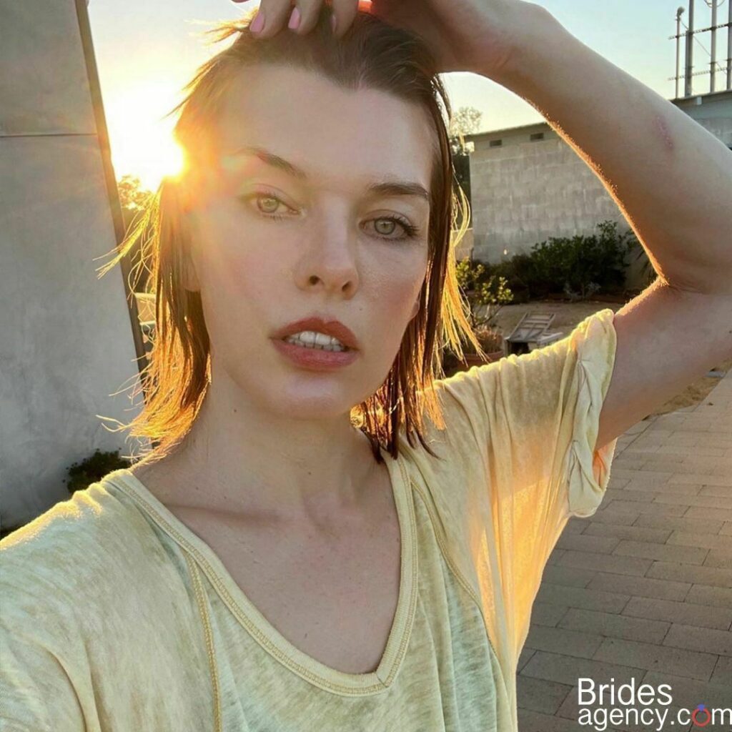 Milla Jovovich selfie