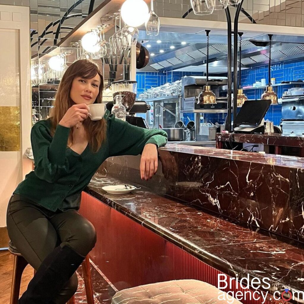 Olga Kurylenko in bar