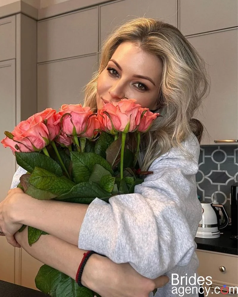 Maria Kirilenko with pink roses