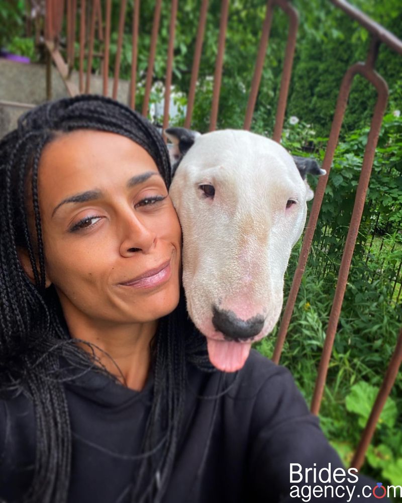 Aleksandra Szwed photo with a dog