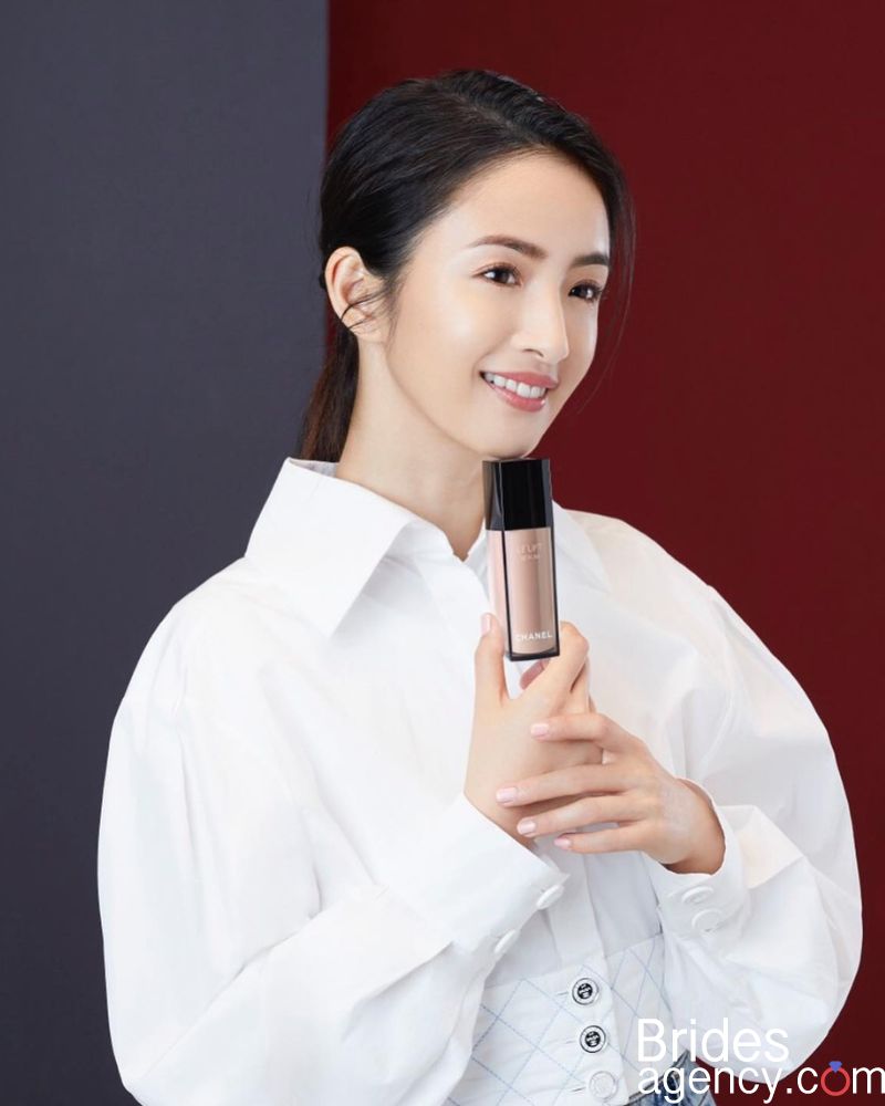 Ariel Lin portrait photo with cream in hand